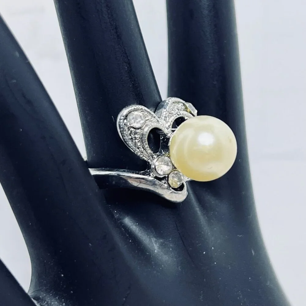 Silver Tone Ring With Faux Pearl & Rhinestone Accents Size 5 1/2 (R444) - Picture 3 of 7
